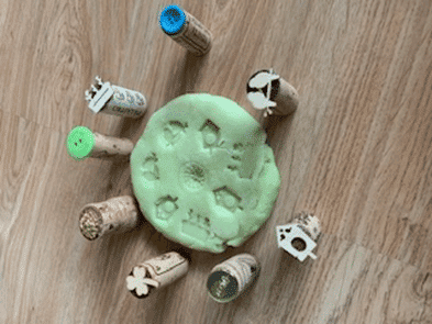 Corks with loose parts